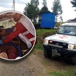 El adulto mayor de 72 años fue atendido por paramédicos de la Cruz Roja luego de casi ser impactado por un rayo. /Foto Cruz Roja