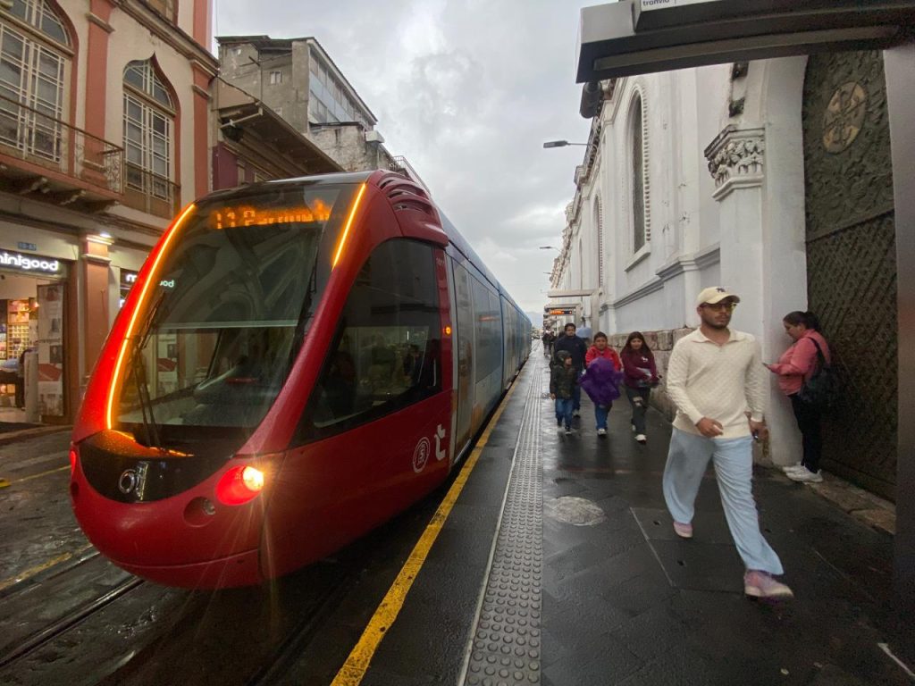 Ocho unidades del tranvía circulan diariamente. Una adicional se suma en horas pico para atender la demanda.