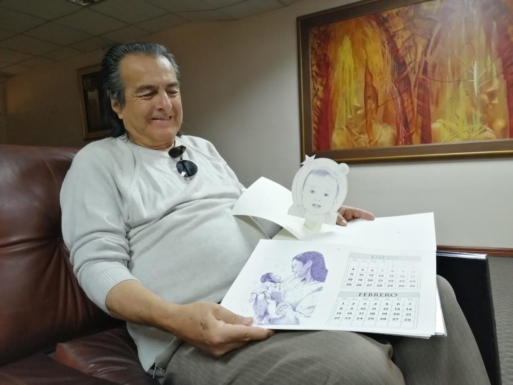 El artista presenta su nuevo calendario 2026 que saldrá a la luz en el local de IdiomArt. /FCS