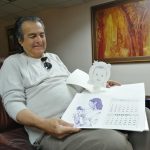 El artista presenta su nuevo calendario 2026 que saldrá a la luz en el local de IdiomArt. /FCS