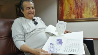 El artista presenta su nuevo calendario 2026 que saldrá a la luz en el local de IdiomArt. /FCS
