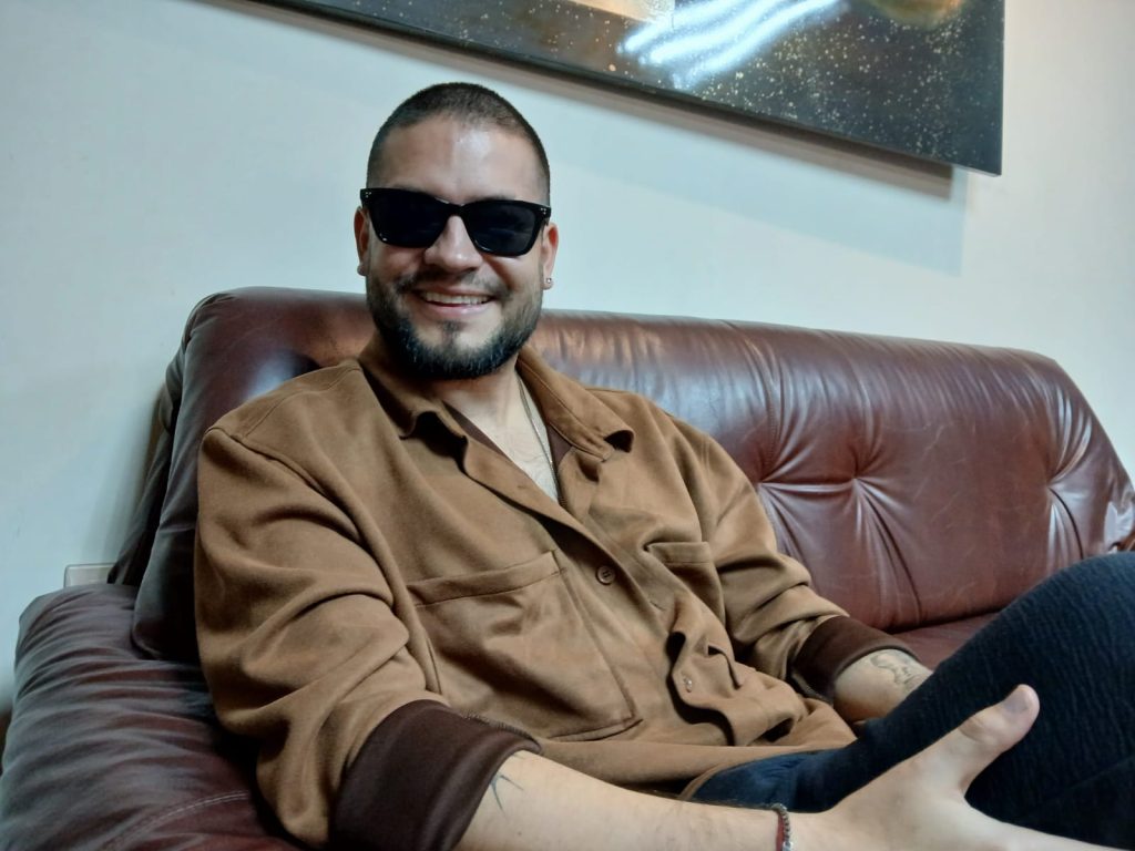 Javier Neira, cantante cuencano, comenta su nueva propuesta en construcción ‘Ecuasoul’, sonido con alma ecuatoriana. /XCA