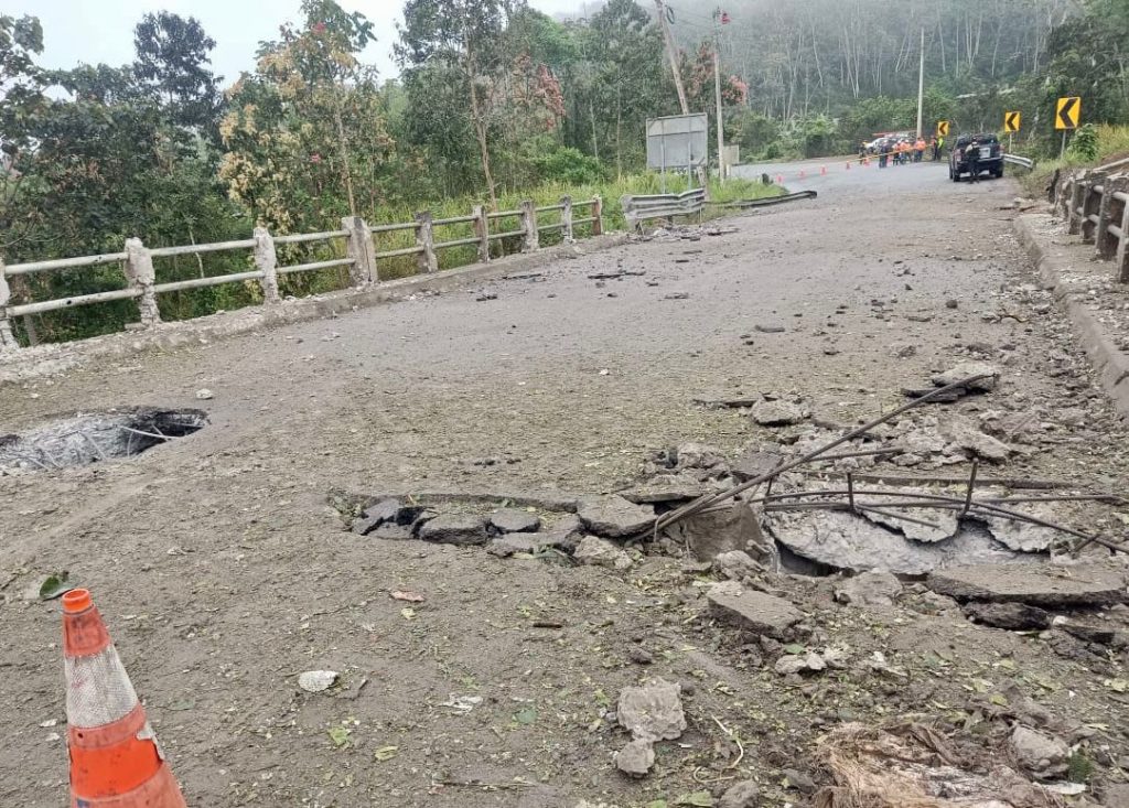 Atribuyen a Los Lobos los tres atentados terroristas. Uno de esto fue al puente sobre el río Molopongo.