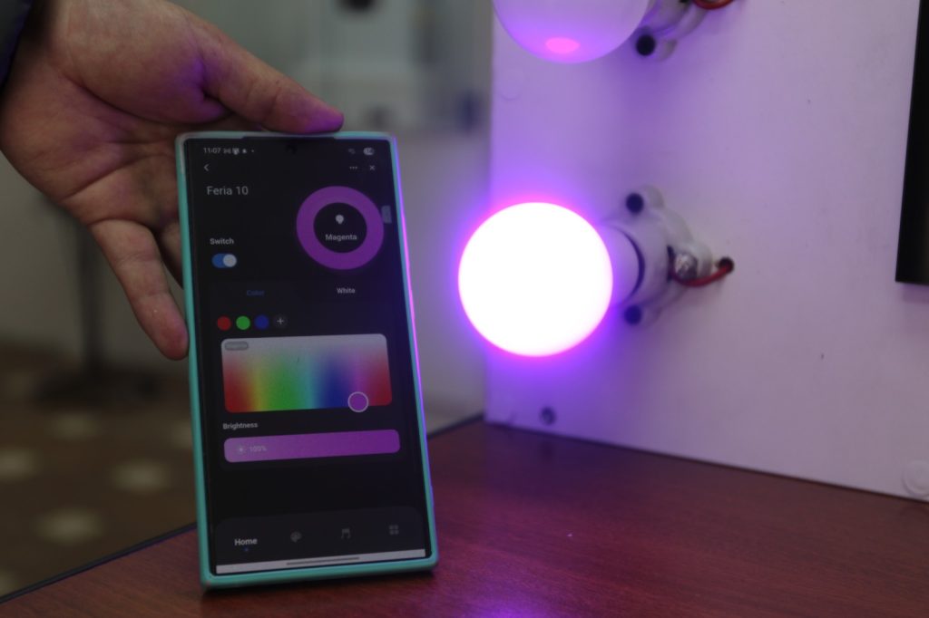 Teléfono celular controla un foco domotizado