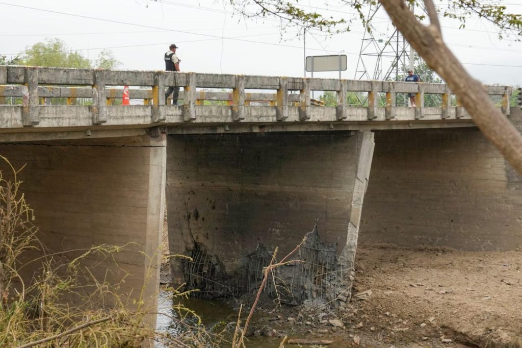 Delincuentes colocaron explosivos en el puente sobre el río Churute, en Naranjal.