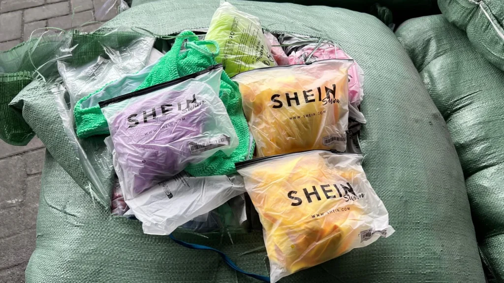 Aduanas descubre contrabando de ropa Shein en puerto de Guayaquil.