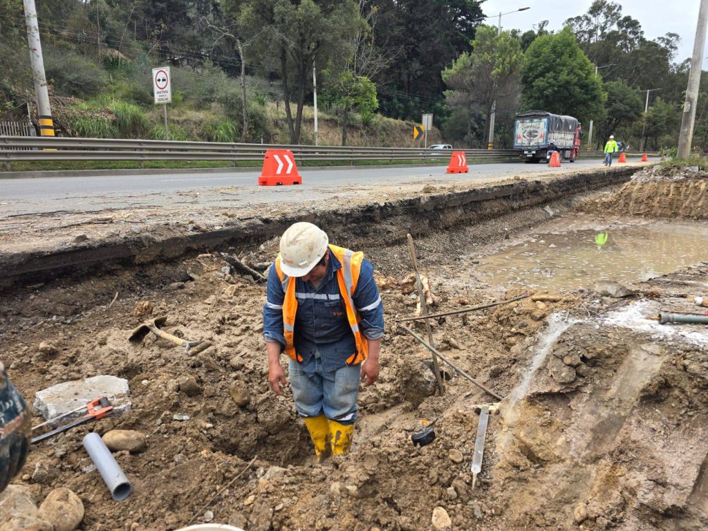 El corte en el servicio de agua potable se dio por trabajas en la autopista, sector del Hospital del IESS. /Foto ETAPA