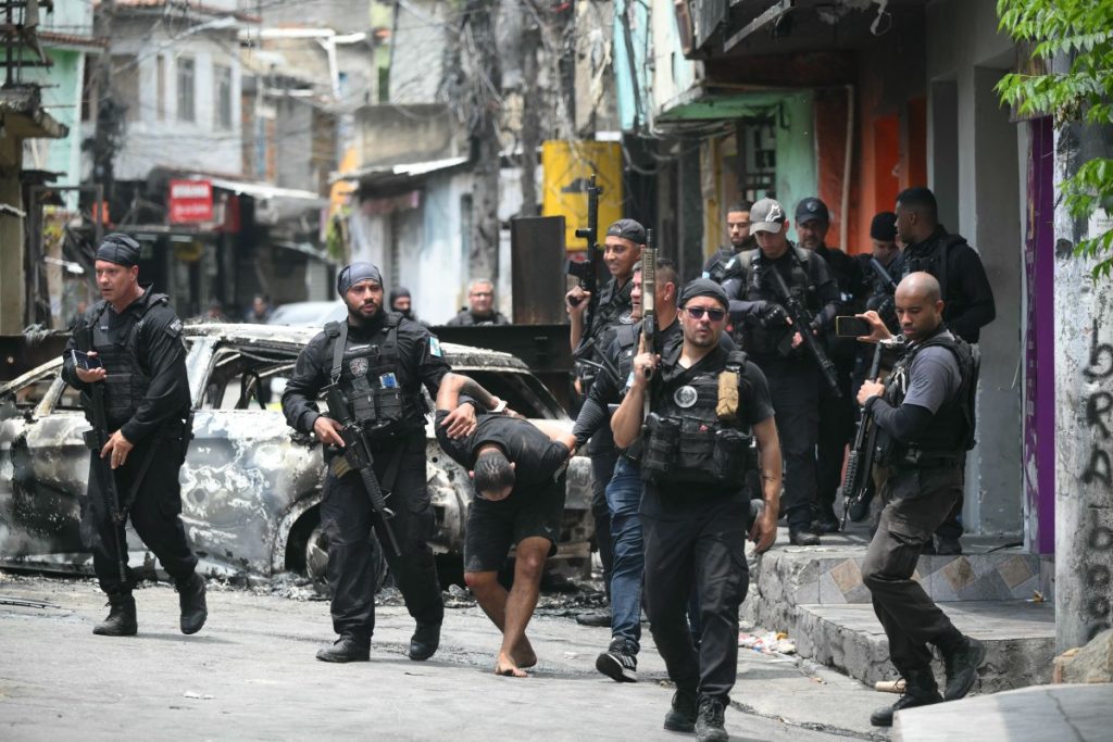 BRAZIL-CRIME-DRUG-FAVELA-POLICE-OPERATION thumbnail