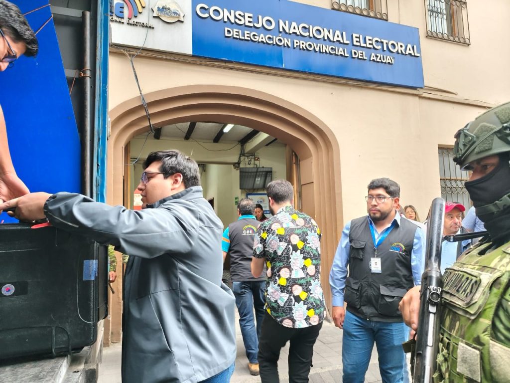 Llegaron kits técnicos a Azuay para el Referéndum y Consulta Popular 2025.