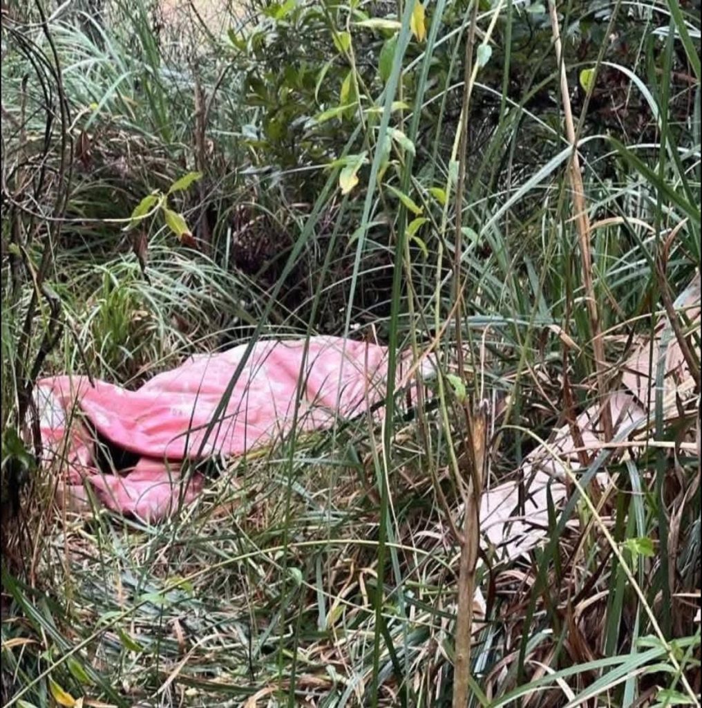 Identifican a cadáver hallado con un panfleto en Biblián, en Cañar. No tiene antecedentes penales.