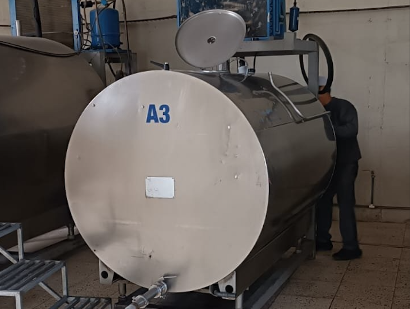 Durante el control de Agrocalidad se decomisaron 400 litro de leche con antibióticos en Cumbe. /Foto Agrocalidad