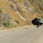 Así terminó la camioneta accidentada en la parroquia Principal del cantón Chordeleg. /Fotos ECU911