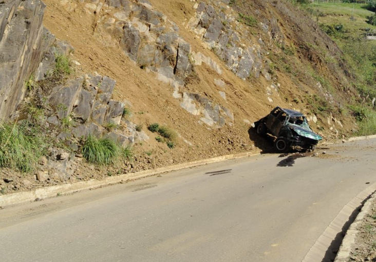 Así terminó la camioneta accidentada en la parroquia Principal del cantón Chordeleg. /Fotos ECU911