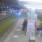 Captura del instante en el que el vehículo casi embiste a un peatón sobre la ruta tranviaria. /Captura de video