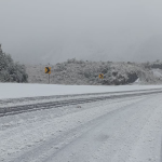 Así quedó la vía E20, en dirección a Baeza, sector Papallacta, por la nevada de este viernes 3 de octubre de 2025. /Foto ECU911