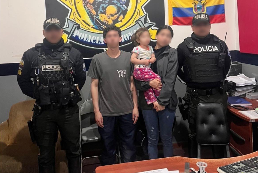 La menor reportada como desaparecida fue entregada a su madre en el centro histórico de Cuenca. /Fotos Policía Nacional