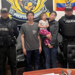 La menor reportada como desaparecida fue entregada a su madre en el centro histórico de Cuenca. /Fotos Policía Nacional