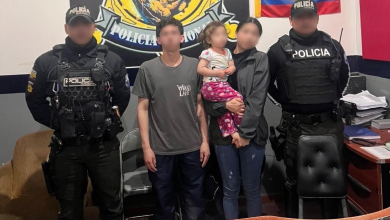 La menor reportada como desaparecida fue entregada a su madre en el centro histórico de Cuenca. /Fotos Policía Nacional