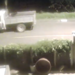 Policía se enfrentó a bala con cuatreros en Tarqui. Pobladores quemaron una camioneta. Vía Ramiro Lojano.