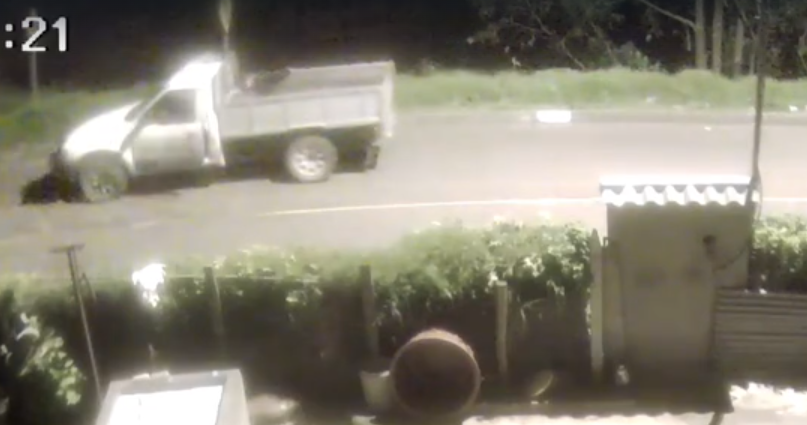 Policía se enfrentó a bala con cuatreros en Tarqui. Pobladores quemaron una camioneta. Vía Ramiro Lojano.