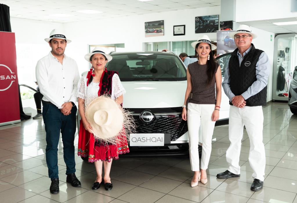 Jonathan Conde, jefe de producto Nissan; Martha Tacuri, artesana de Homero Ortega; Verónica Lasso, gerente de marketing Nissan; y, Juan Bernardo Malo, gerente comercial Zona Austro Automotores y Nexos.