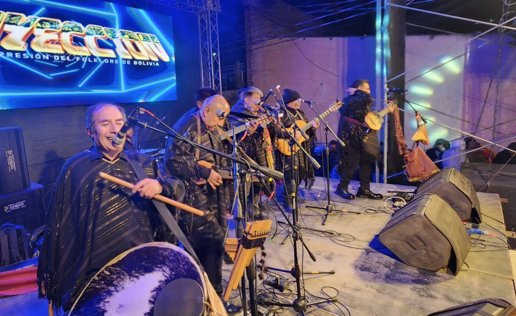 La agrupación boliviana Proyección se presenta en Cuenca por las fiestas de Independencia. /Cortesía