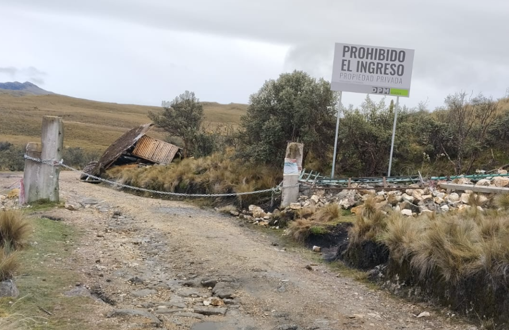 Este letrero habría colocado la empresa minera canadiense Dundee Precious Metals en el acceso a un predio en disputa. /Cortesía