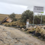 Este letrero habría colocado la empresa minera canadiense Dundee Precious Metals en el acceso a un predio en disputa. /Cortesía