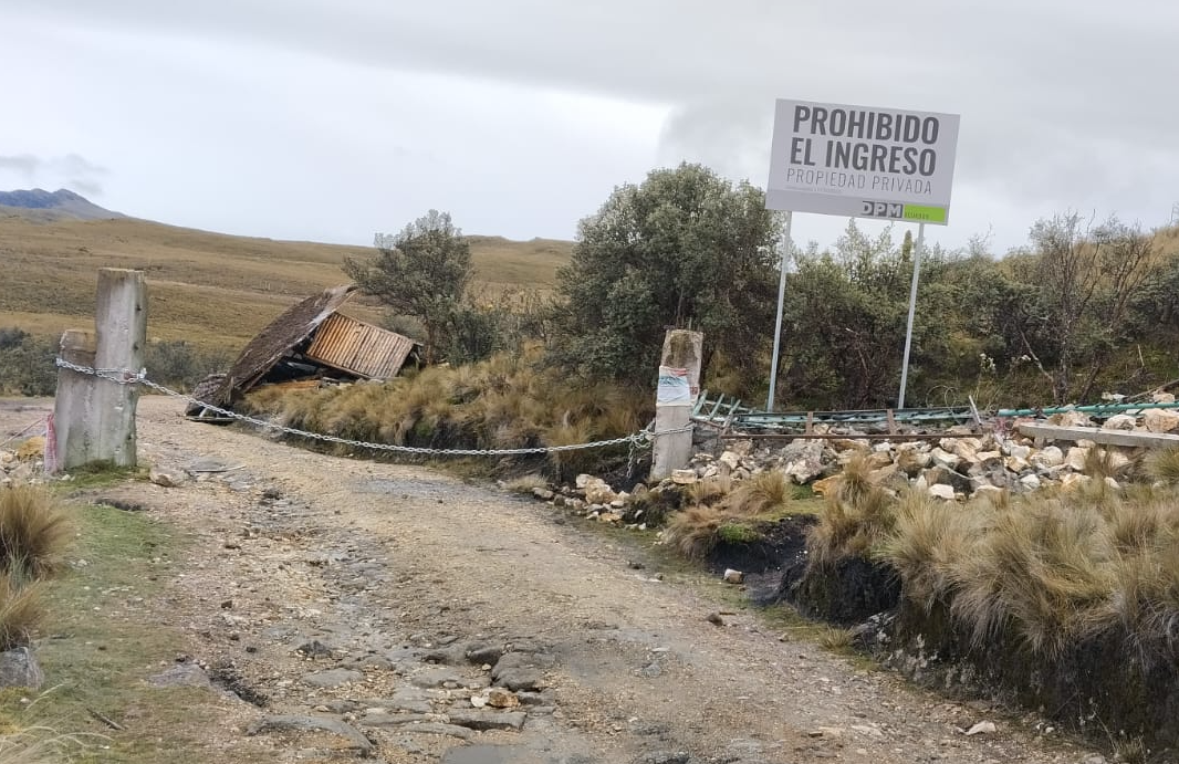 Este letrero habría colocado la empresa minera canadiense Dundee Precious Metals en el acceso a un predio en disputa. /Cortesía