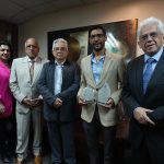 Anita Ríos, Saúl Chalco, José María Egas, Xavier Merchán y Teodoro Carpio durante la entrega de dos reconocimientos a Diario El Mercurio. /XCA