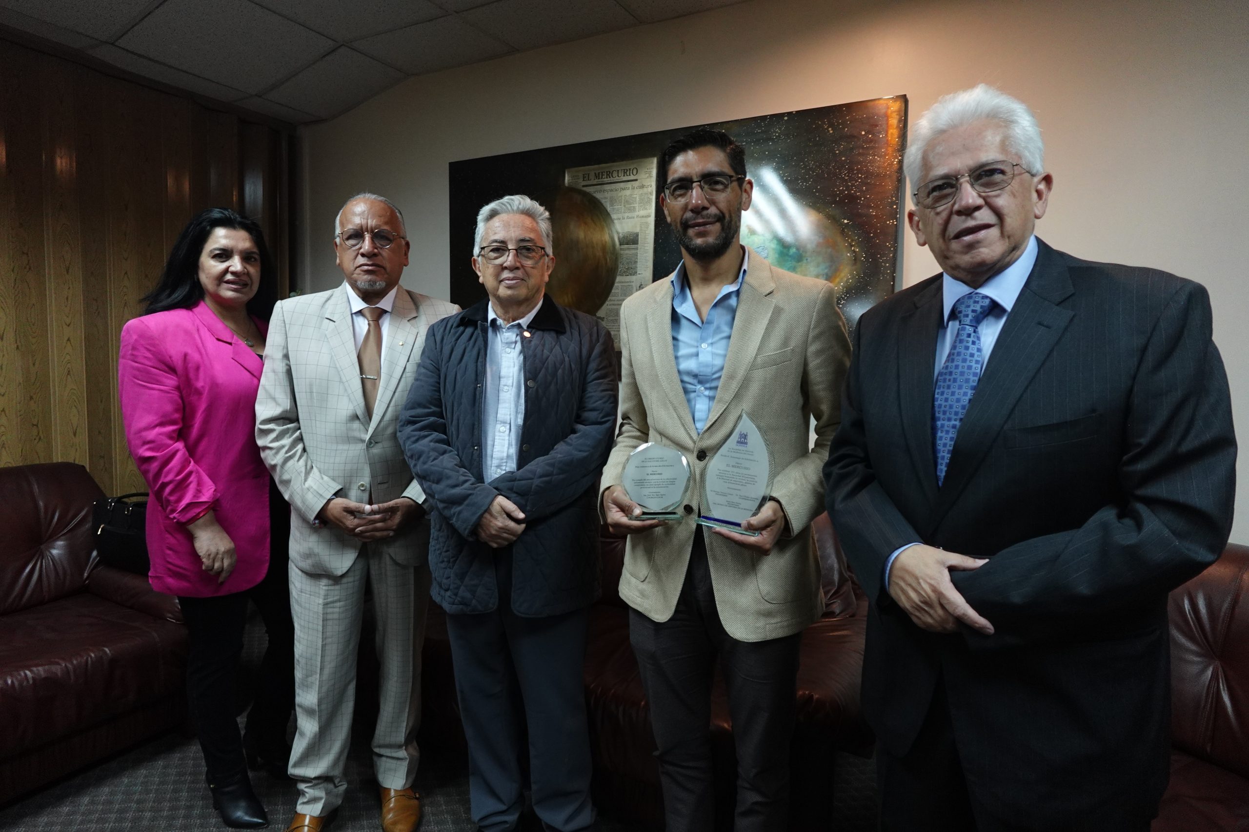 Anita Ríos, Saúl Chalco, José María Egas, Xavier Merchán y Teodoro Carpio durante la entrega de dos reconocimientos a Diario El Mercurio. /XCA