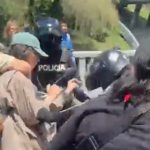 Policía intentó desalojar a estudiantes que protestaban en los exteriores de la Universidad de Cuenca.