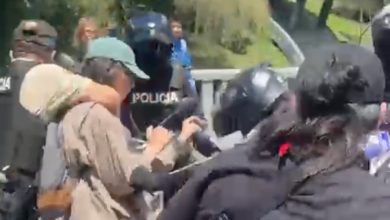 Policía intentó desalojar a estudiantes que protestaban en los exteriores de la Universidad de Cuenca.