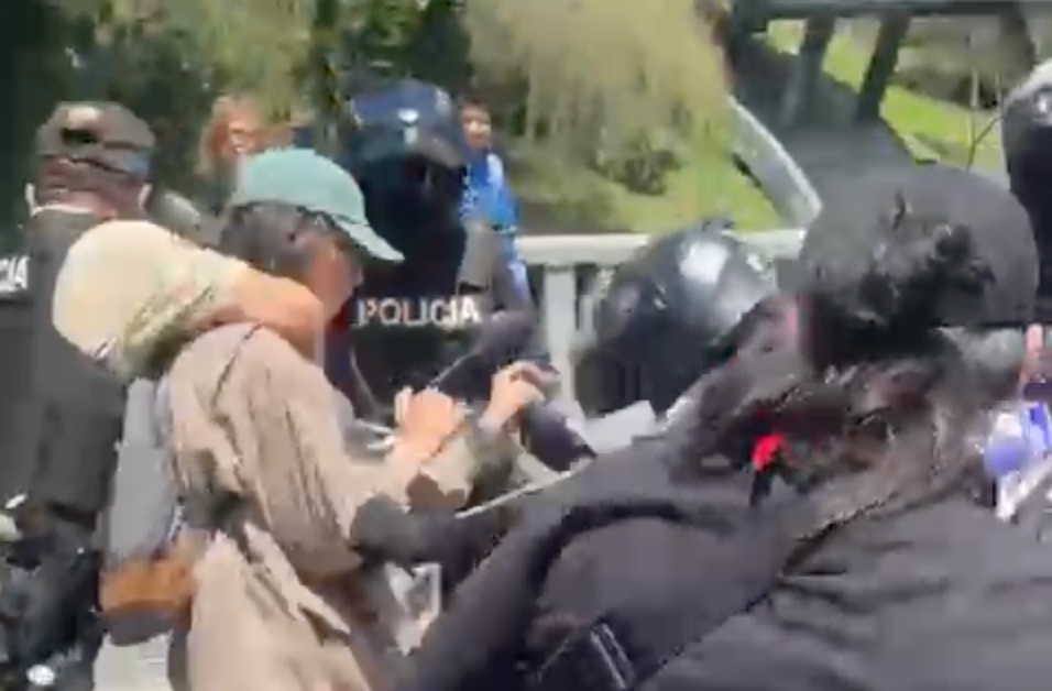 Policía intentó desalojar a estudiantes que protestaban en los exteriores de la Universidad de Cuenca.