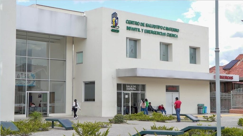 Edgar Lama, presidente del directorio del Seguro Social, visitó dos centros médicos de la entidad en Cuenca. /Cortesía