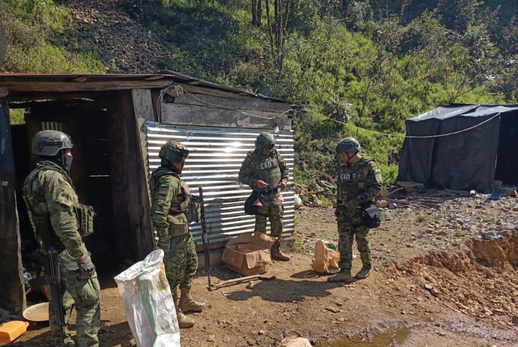 FF.AA. y ARCOM desmantelan minería ilegal en Pucará, en Azuay.