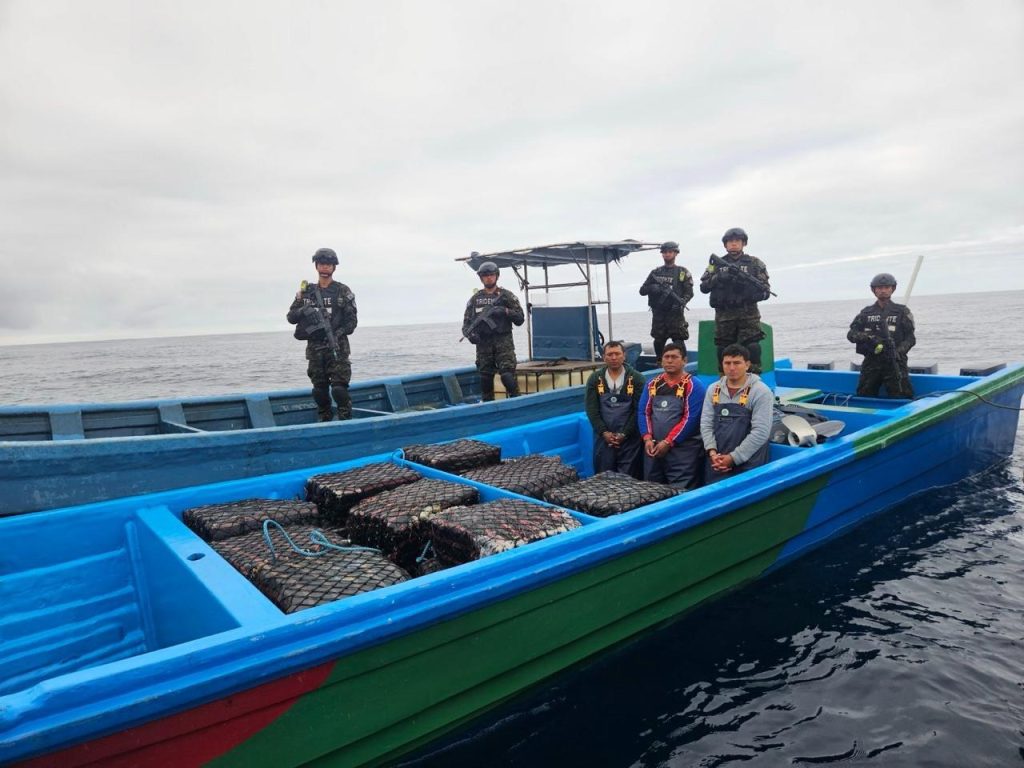 Ecuatorianos llevaban más de 44.8 millones en cocaína cuando fueron interceptados en aguas de El Salvador.