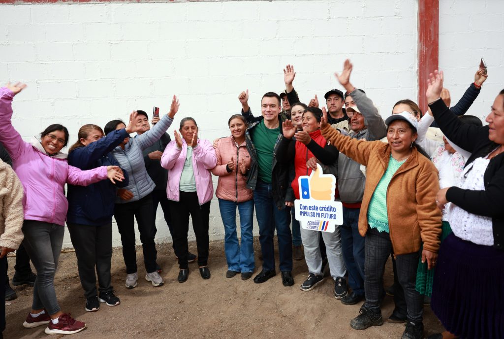 Daniel Noboa entregó 6,9 millones en Azuay para fomento productivo. También participó en un evento con jóvenes.