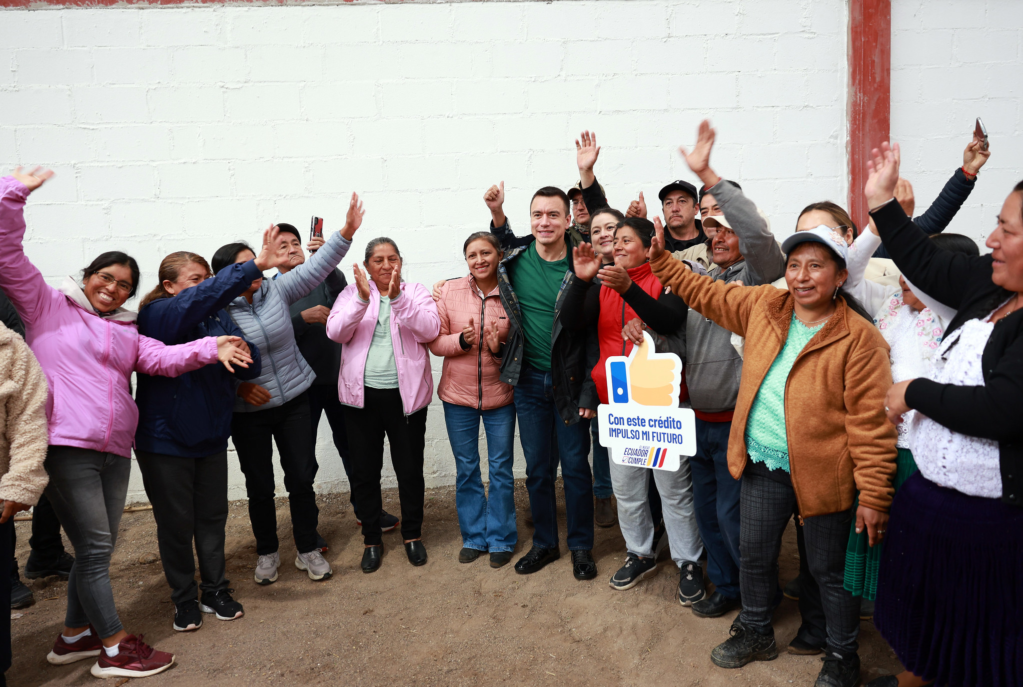 Daniel Noboa entregó 6,9 millones en Azuay para fomento productivo. También participó en un evento con jóvenes.