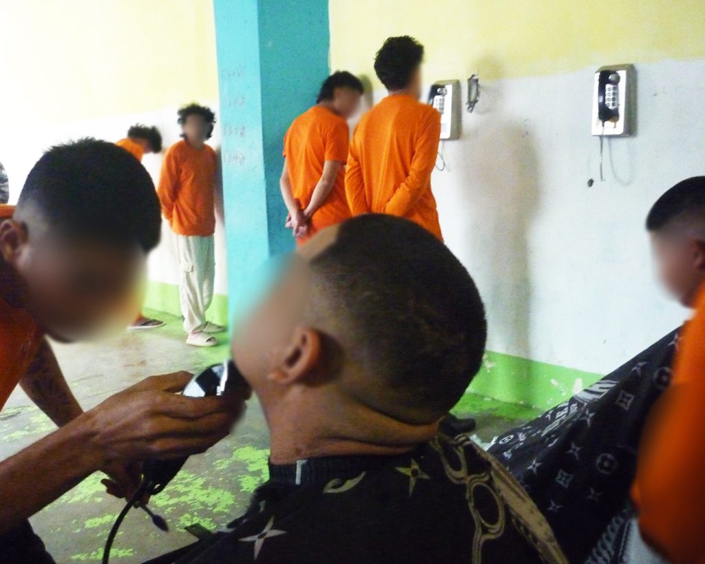 Presos de la cárcel de Turi aprender barbería y peluquería. El objetivo es que tengan una oportunidad laboral.