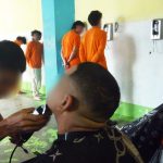 Presos de la cárcel de Turi aprender barbería y peluquería. El objetivo es que tengan una oportunidad laboral.