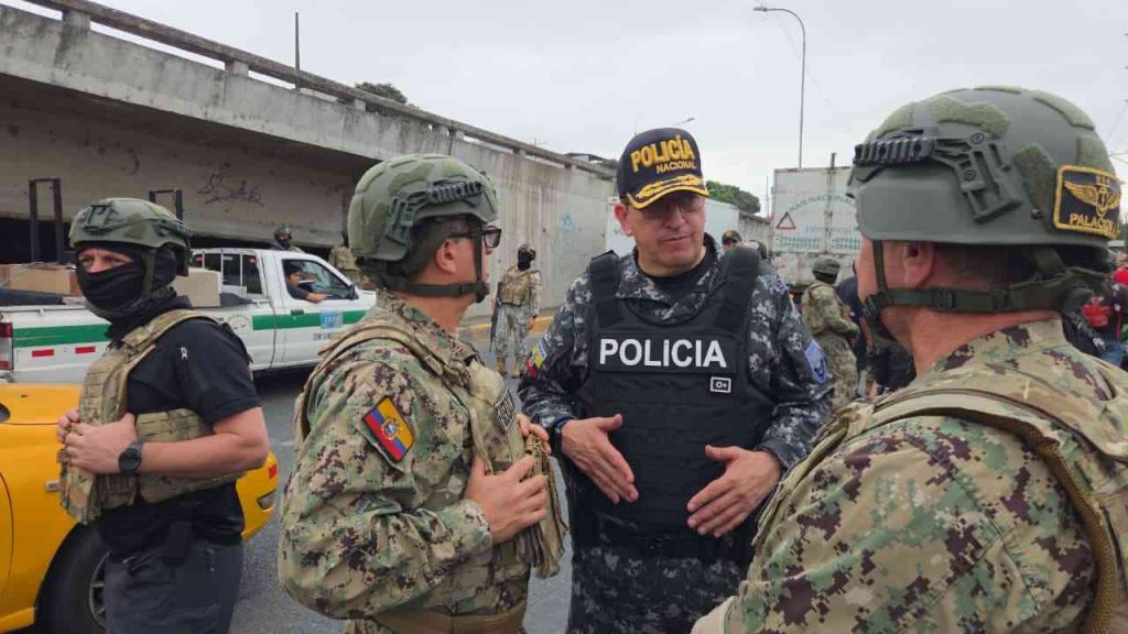 Policías y militares en Guayaquil v thumbnail