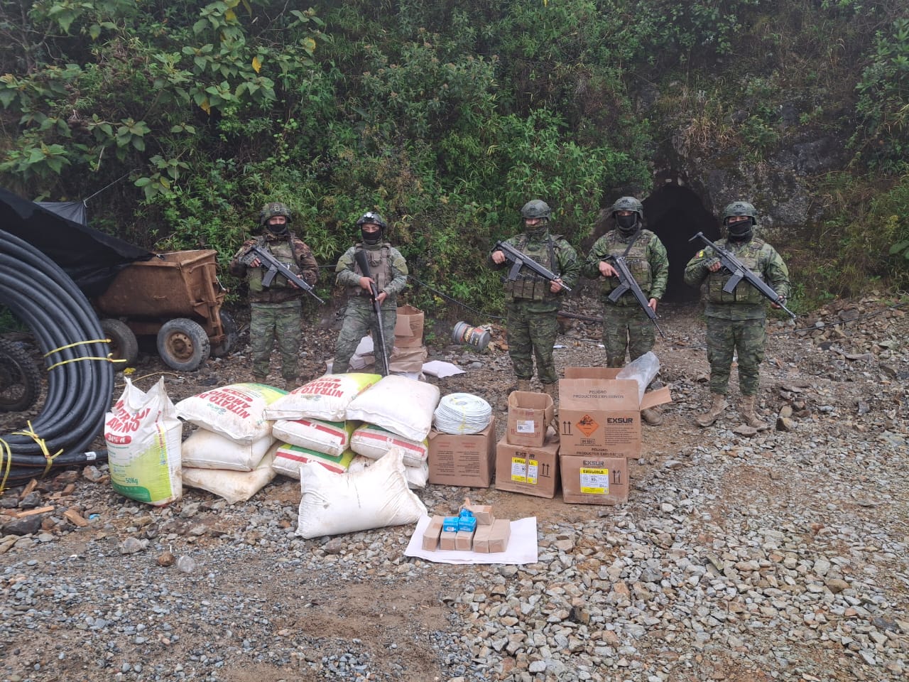Fuerzas Armadas intervienen en Pucará contra la minería ilegal.