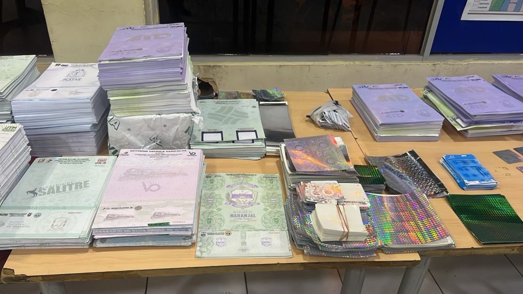 Red de falsificación en Durán involucra documentos de tránsito de Oña, Pucará y Chordeleg.
