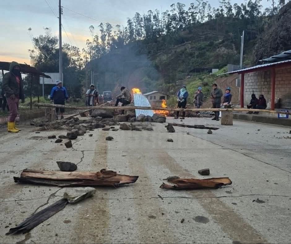 La vía Cuenca - Loja está cerrada en dos puntos en Saraguro, por el paro nacional.