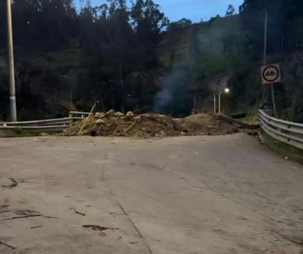La vía Cuenca - Loja continú cerrado hoy. Hay protestantes en Saraguro.