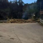 La vía Cuenca - Loja continú cerrado hoy. Hay protestantes en Saraguro.