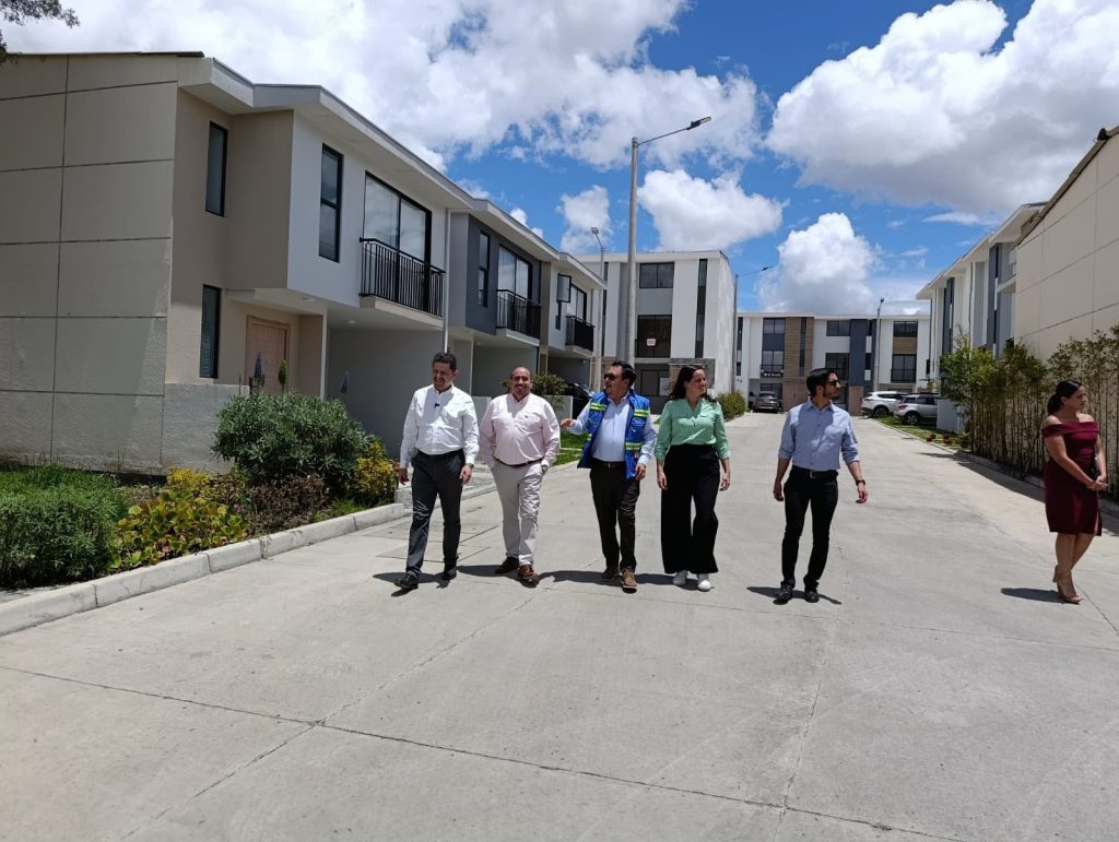 Viceministro visitó planes habitacionales en Cuenca del programa Tu Casa Miti‑Miti.