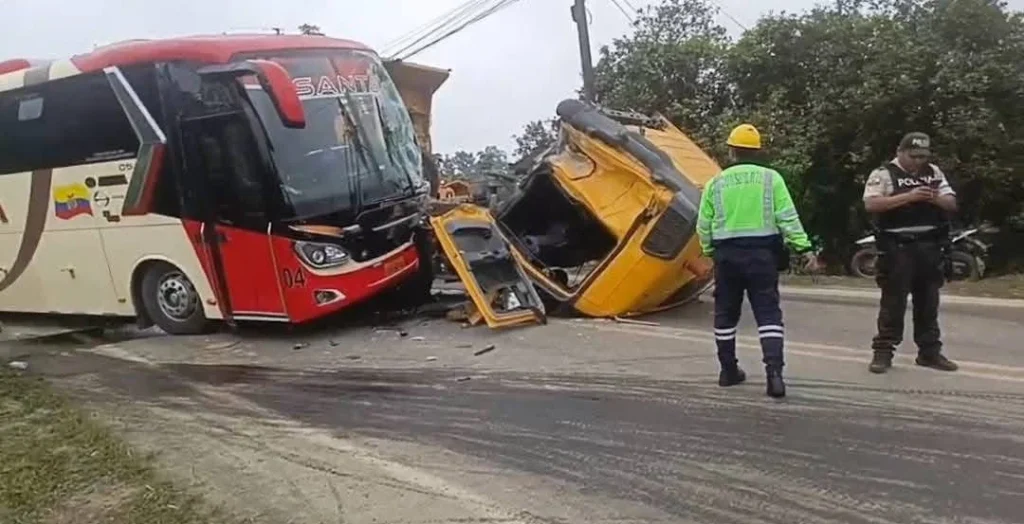 Bus y volquete chocaron en Ponce Enríquez, en la Panamericana, en el sector San José. Foto: Cortesía.