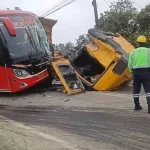 Bus y volquete chocaron en Ponce Enríquez, en la Panamericana, en el sector San José. Foto: Cortesía.